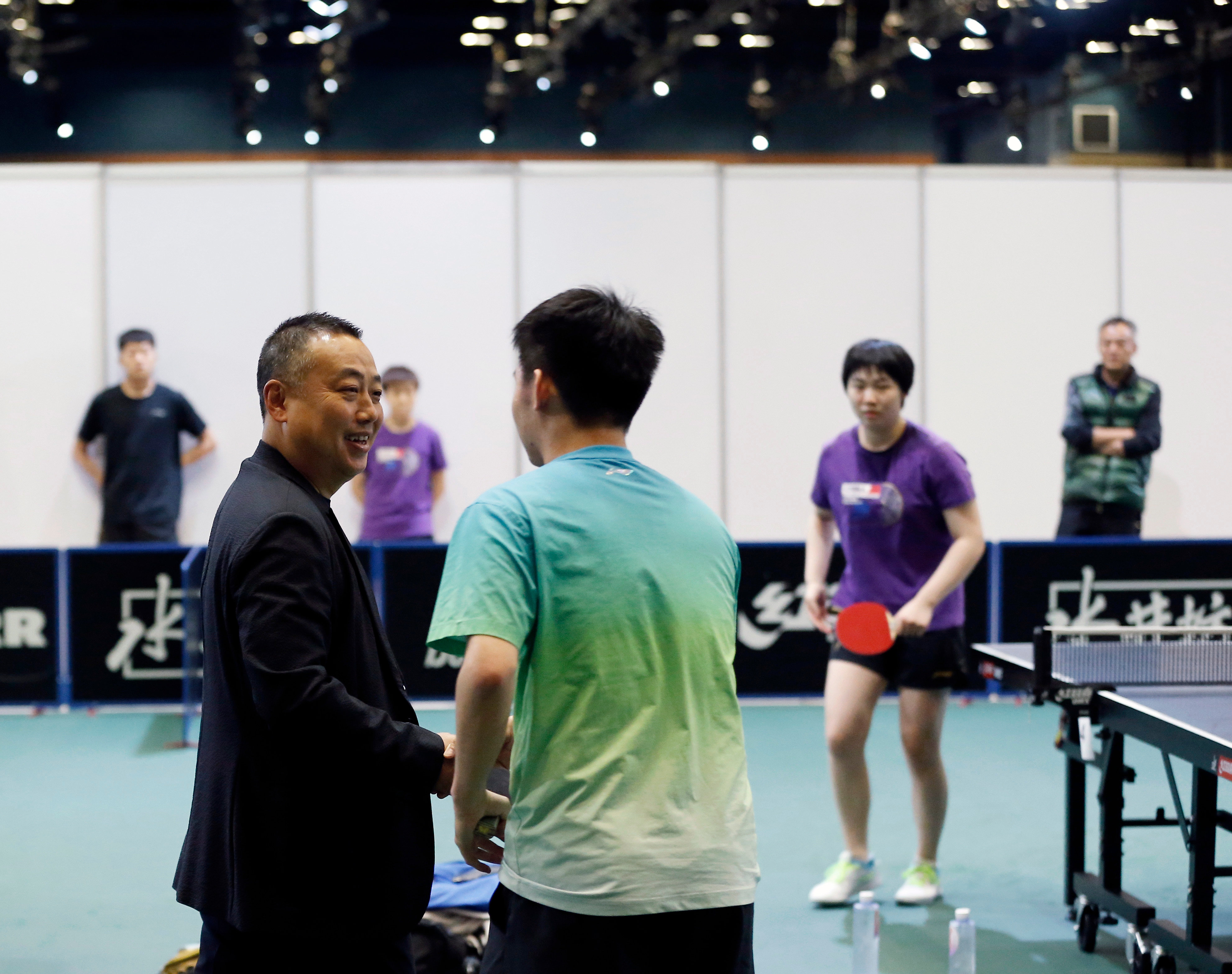 5月22日,刘国梁(左前)和球员林诗栋交流。新华社记者 王东震 摄