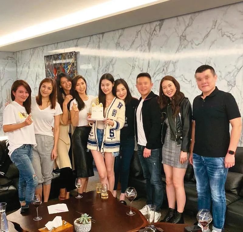 ▲之前一群人在替钱德月女儿董若彤庆祝生日。虽然两位男的脸部打码,从脸型很明显能看出右一是杂志上的张姓男子,而右三就是钱帅君男友小明。右二是张姓男子的老婆郑雅匀,也是一位脸书粉丝十万在台湾小有名气的美妆博主,她在今年1月份宣布离婚,彻底和张男切割。照片里除了钱帅君一家人,左起高宇蓁、陈思璇、林嘉绮三位都是伊琳名模。
