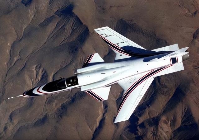 图片：美国X-29前掠翼技术验证机，可能这种飞机带偏了苏联下一代战斗机的发展方向。