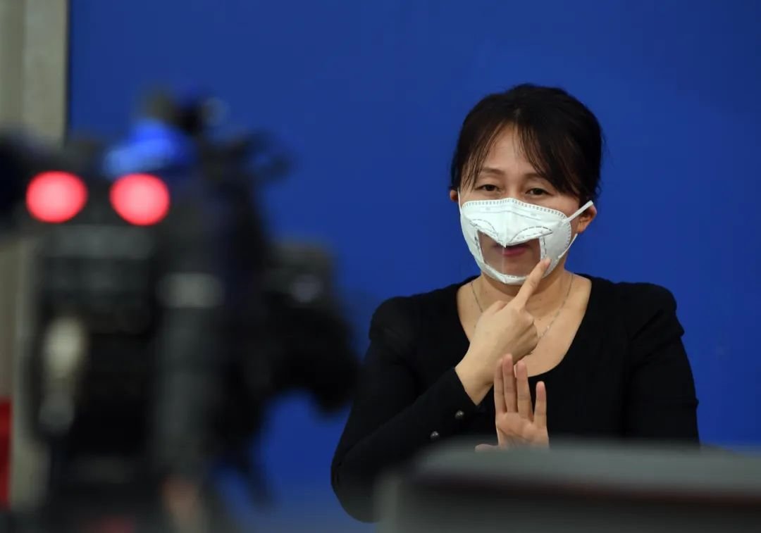 2020年2月4日,北京市举行新型冠状病毒感染的肺炎疫情防控工作新闻发布会。发布会首次增加手语翻译。 毛建军(摄影部)/中新社/人民视觉