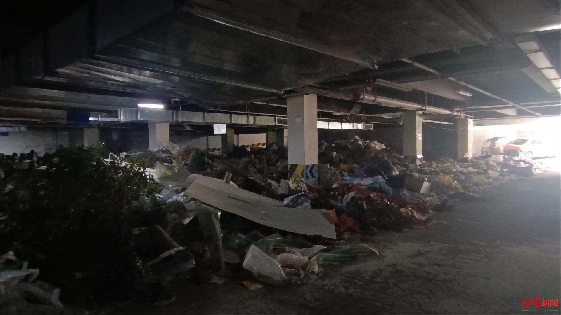 巴中一小区车库垃圾成堆臭味熏人!社区:物业不作为,已汇报_凤凰网