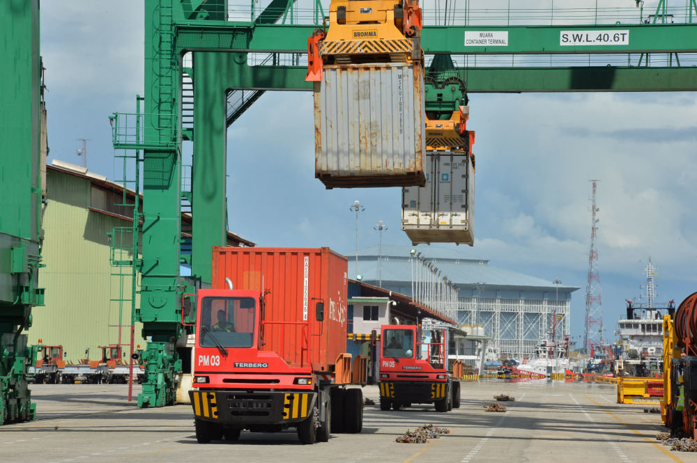 这是2022年1月1日拍摄的正在进行集装箱装卸作业的文莱摩拉港码头。文莱摩拉港由中国和文莱合资企业——摩拉港有限公司运营。2022年1月1日，区域全面经济伙伴关系协定（RCEP）生效实施。新华社发（杰弗里·黄摄）