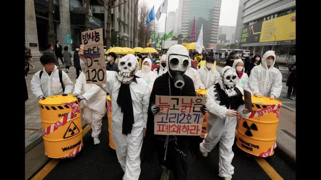 10日，韩国的环保主义者在纪念日本大地震12周年的活动上谴责日本当局的核污水排海计划。（美联社）