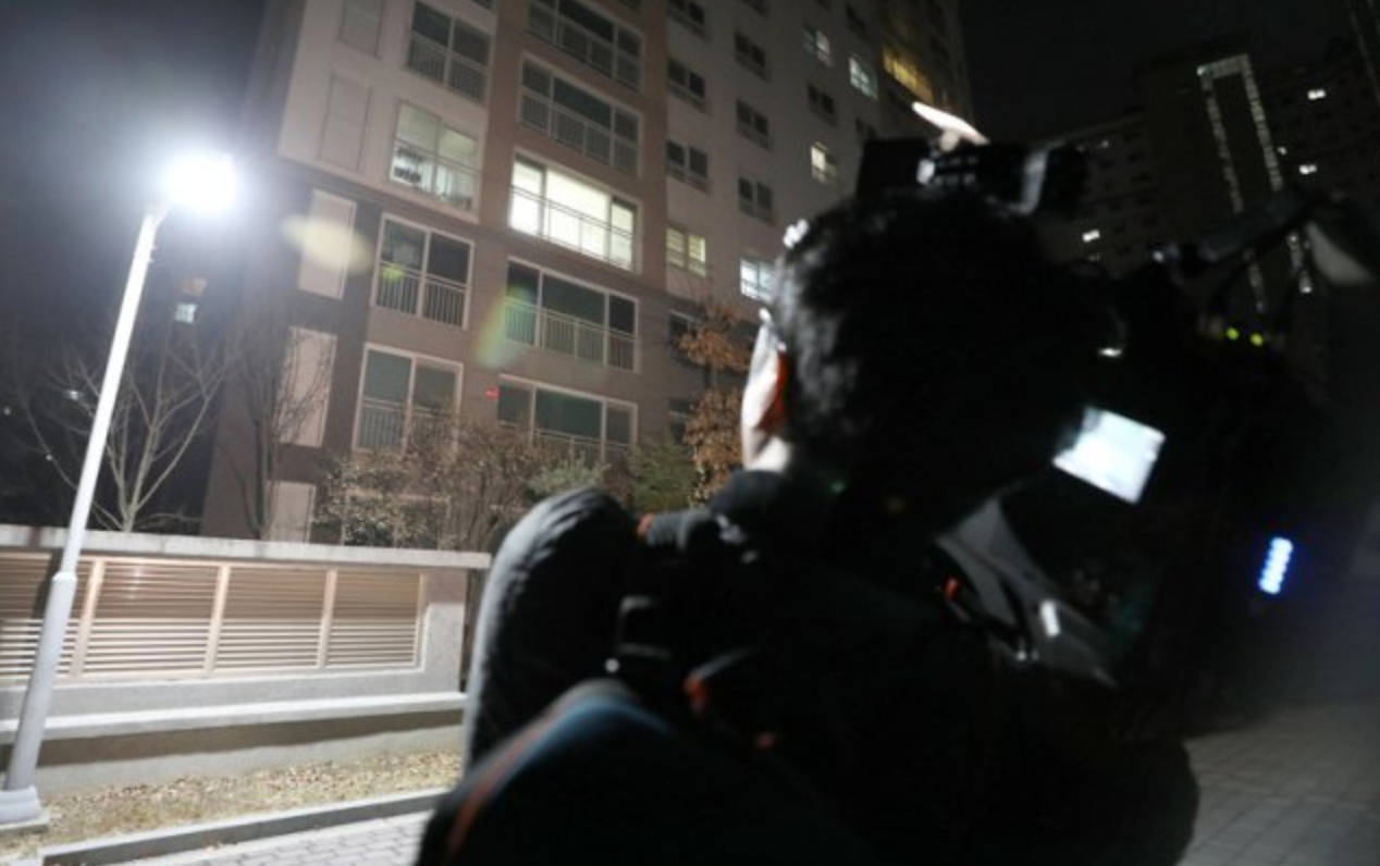 当地时间9日晚,记者正在全某居住的公寓进行现场采访。图源:韩媒