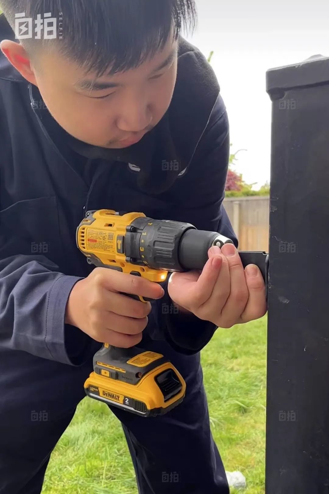 儿子在给围栏上螺丝,切割、钻孔这些基础活儿他都会干了。