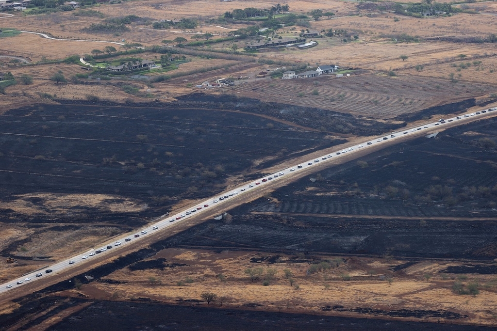 当地时间2023年8月10日，美国夏威夷，当地山火持续蔓延，高速公路被封锁。