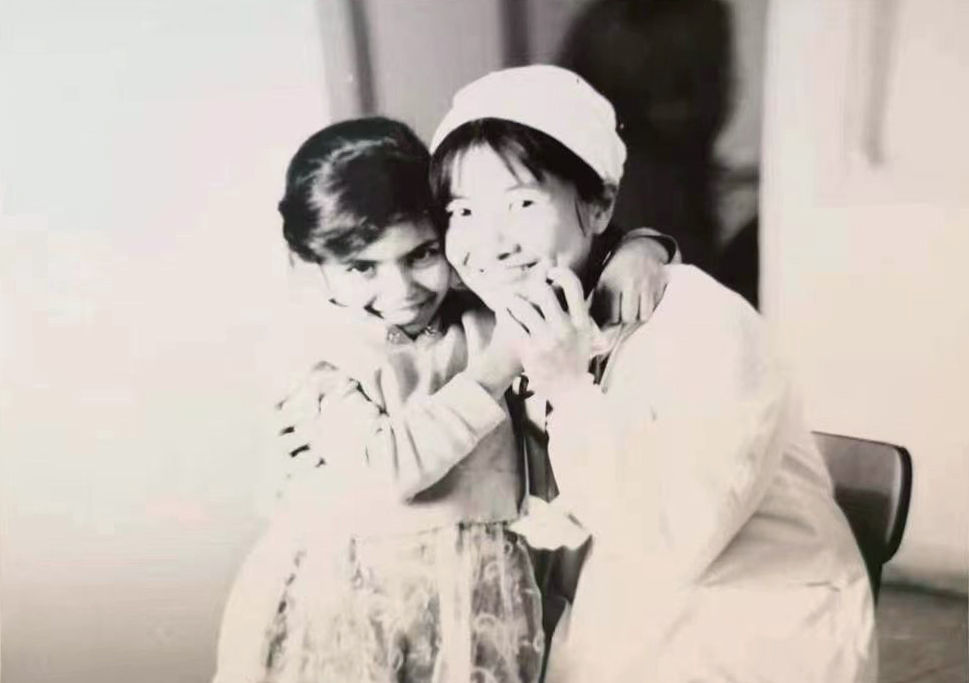 ↑这是中国援阿医疗队医生张友明（右）在阿尔及利亚的资料照片。现已90岁的张友明曾是首支中国援阿的一员，在阿尔及利亚工作了两年半，成功实施上千台手术，让很多当地孩子平安降生。新华社发（受访者提供）