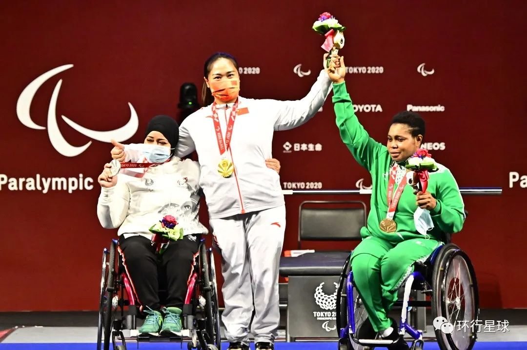2021年，47岁的埃及举重名将法特玛（左一）在东京残奥会上夺银