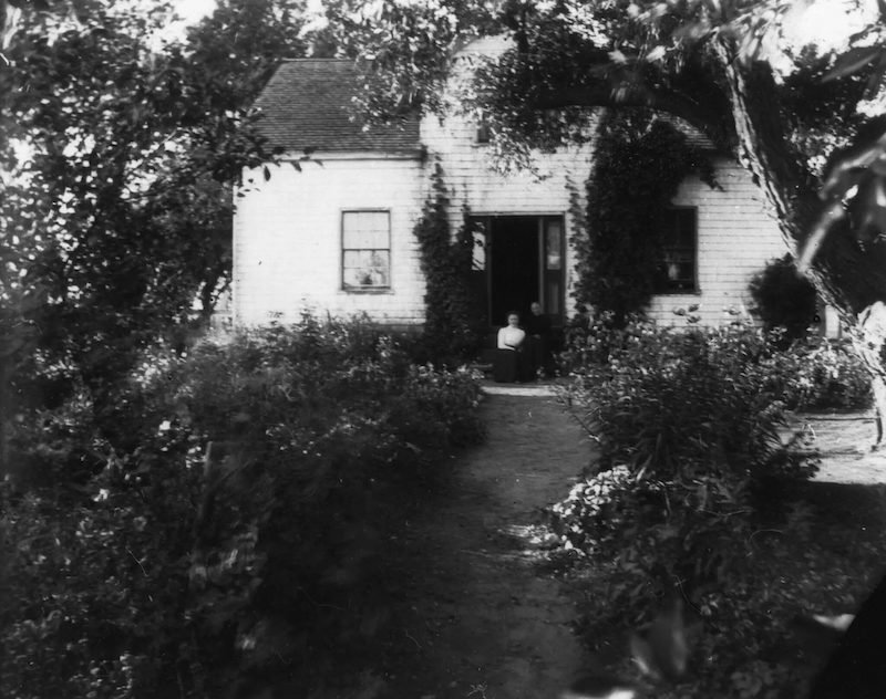 蒙哥马利拍摄外婆家的花园,约1897年