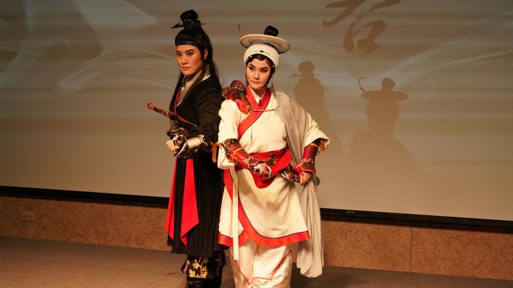 为庆祝成立70周年,台湾豫剧团将于5月献演武侠大戏《镖客》。2023年3月22日,在新闻发布会上,扮演男主角的刘建华(左)表演了戏中的精彩桥段。新华社记者 黄扬 摄