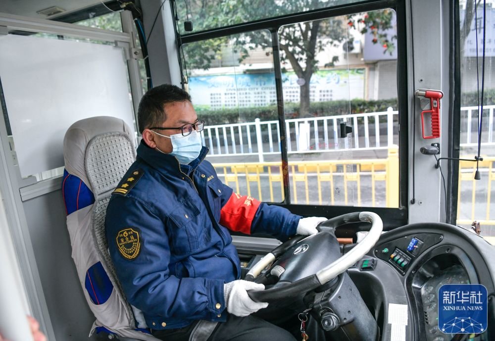 1月21日,在贵州省贵阳市云岩区新添大道,25路公交车司机驾驶公交车行驶在路上。新华社记者 杨文斌 摄