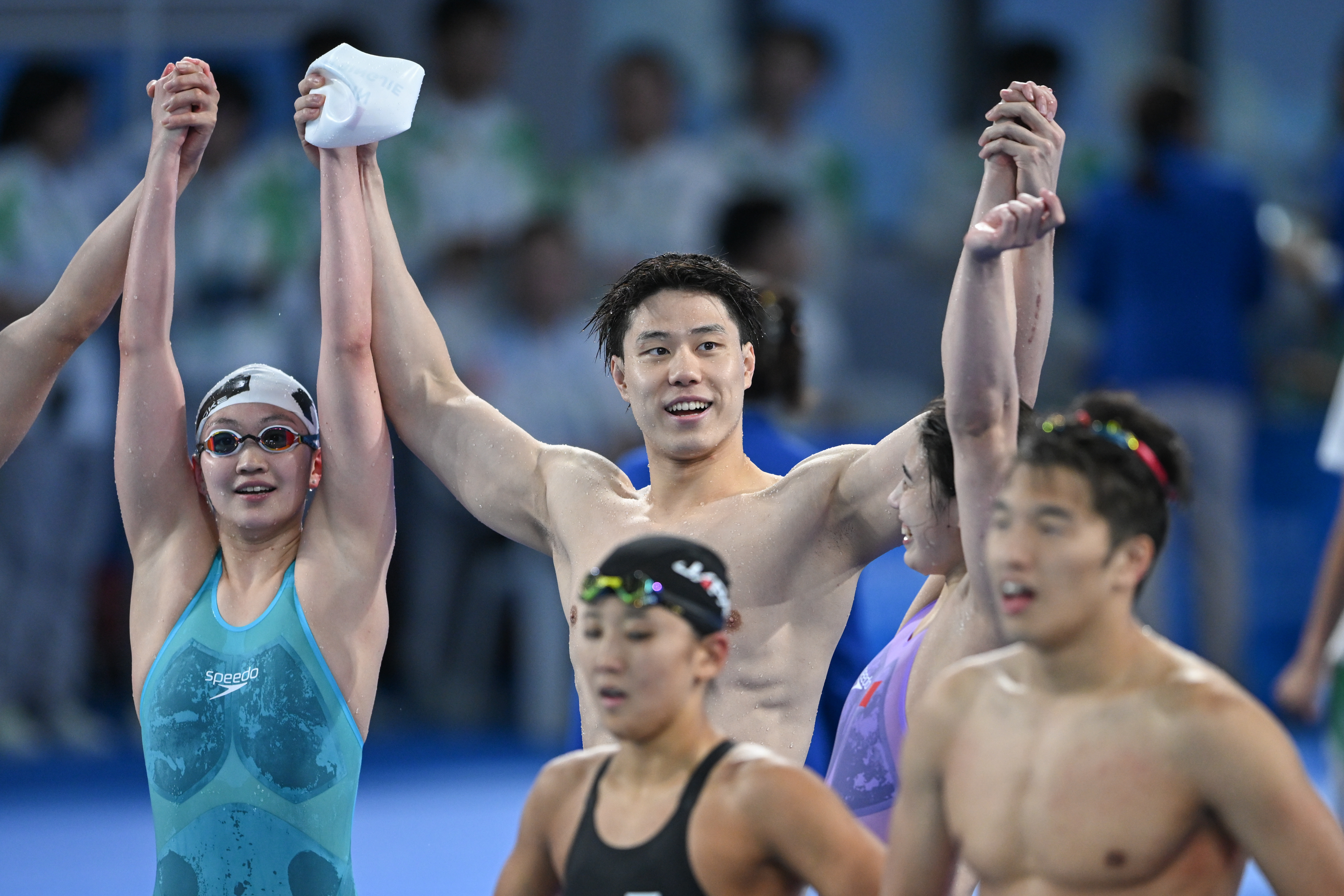 8月2日，张雨霏（后排右一）、覃海洋（后排右二）、李冰洁（后排右三）在男女混合4x100米混合泳接力决赛后庆祝。新华社记者陈泽国摄