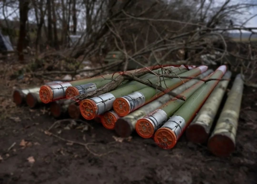   现在确认塞尔维亚方面确实把grad火箭弹交付给了乌克兰，而且是射程为40公里的增程弹。但众所周知的是，塞尔维亚是俄罗斯的传统盟友，虽然公开声称包括顿巴斯和克里米亚在内的领土都是乌克兰的，但一直保持中立，现在也开始向乌克兰出售弹药。