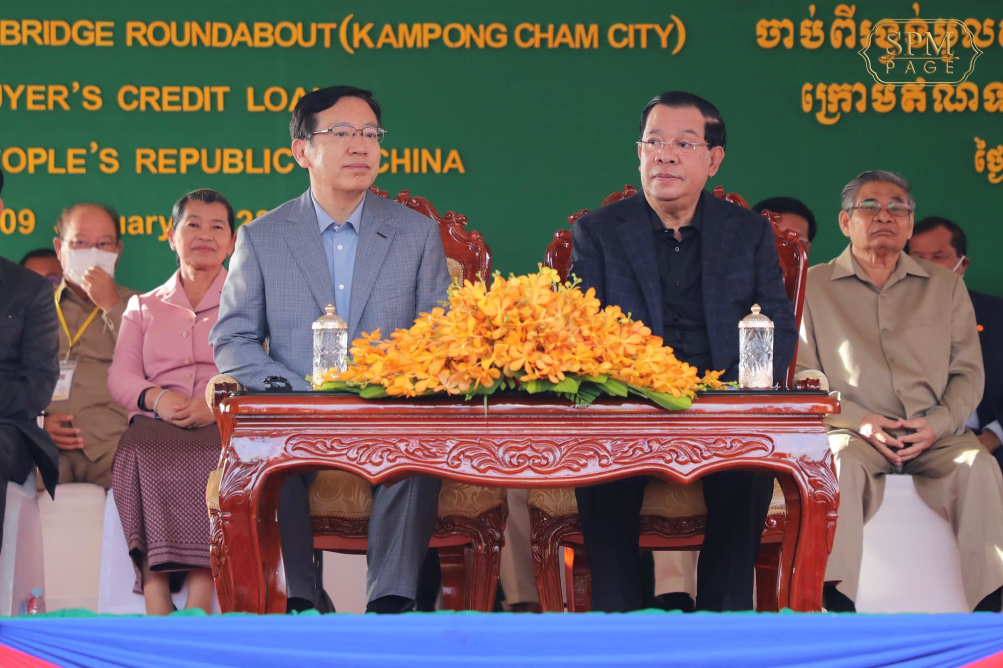 柬埔寨首相洪森抵达北京访问 王毅赴机场迎接 - 中国日报网