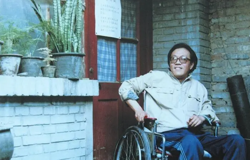 ● 上世纪80年代，史铁生在雍和宫附近的家中
