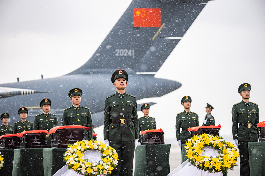 2023年11月23日11时30分许，第十批在韩中国人民志愿军烈士遗骸由中国空军运-20运输机接运从韩国抵达辽宁沈阳，25位志愿军烈士遗骸及335件相关遗物回到祖国。