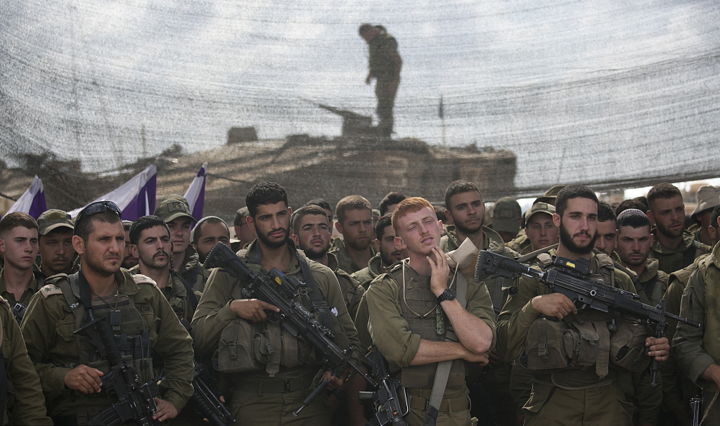 当地时间2023年10月19日，以色列与加沙地带边境的集结地，以色列士兵听以色列国防部长约亚夫·加兰特发表讲话。