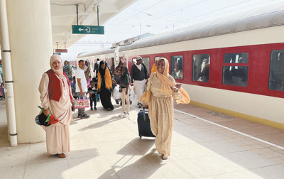 在吉布提首都吉布提市的纳加德站，乘坐亚吉铁路的乘客正在下车。本报记者 周 輖摄