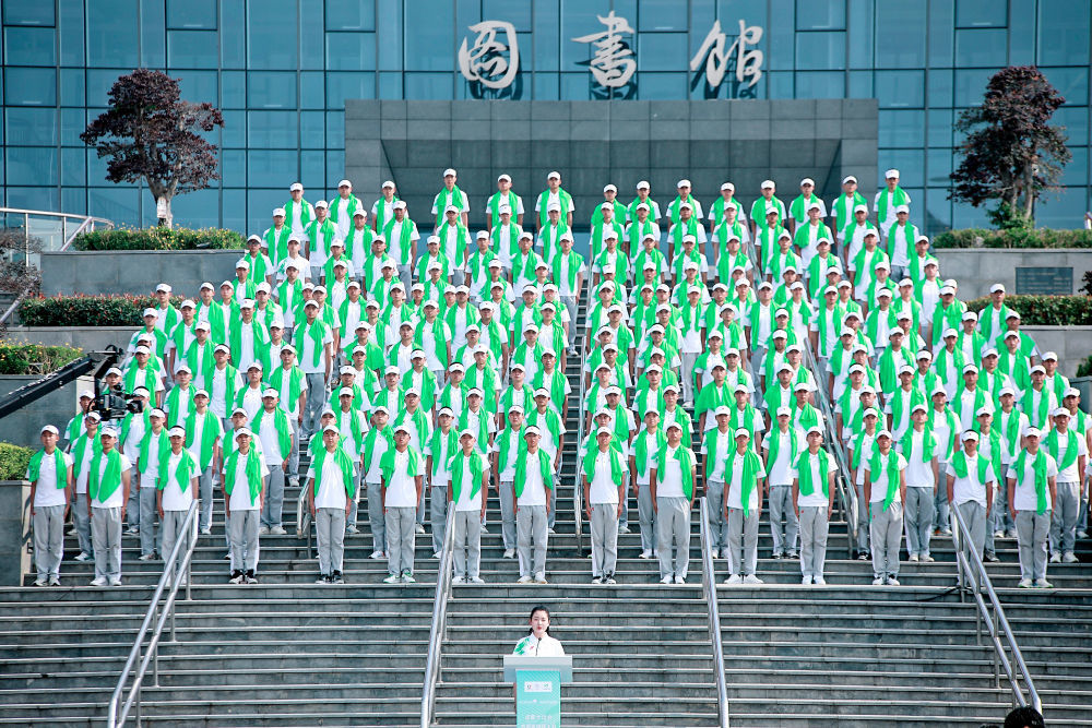 5月30日，第31届世界大学生夏季运动会志愿者誓师大会在大运村所在的成都大学举行。新华社发（成都大运会执委会供图）