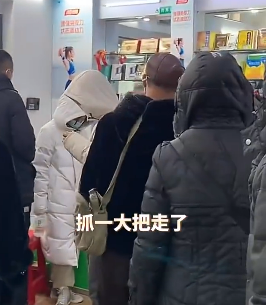 新毒株袭来 他倒在了地上