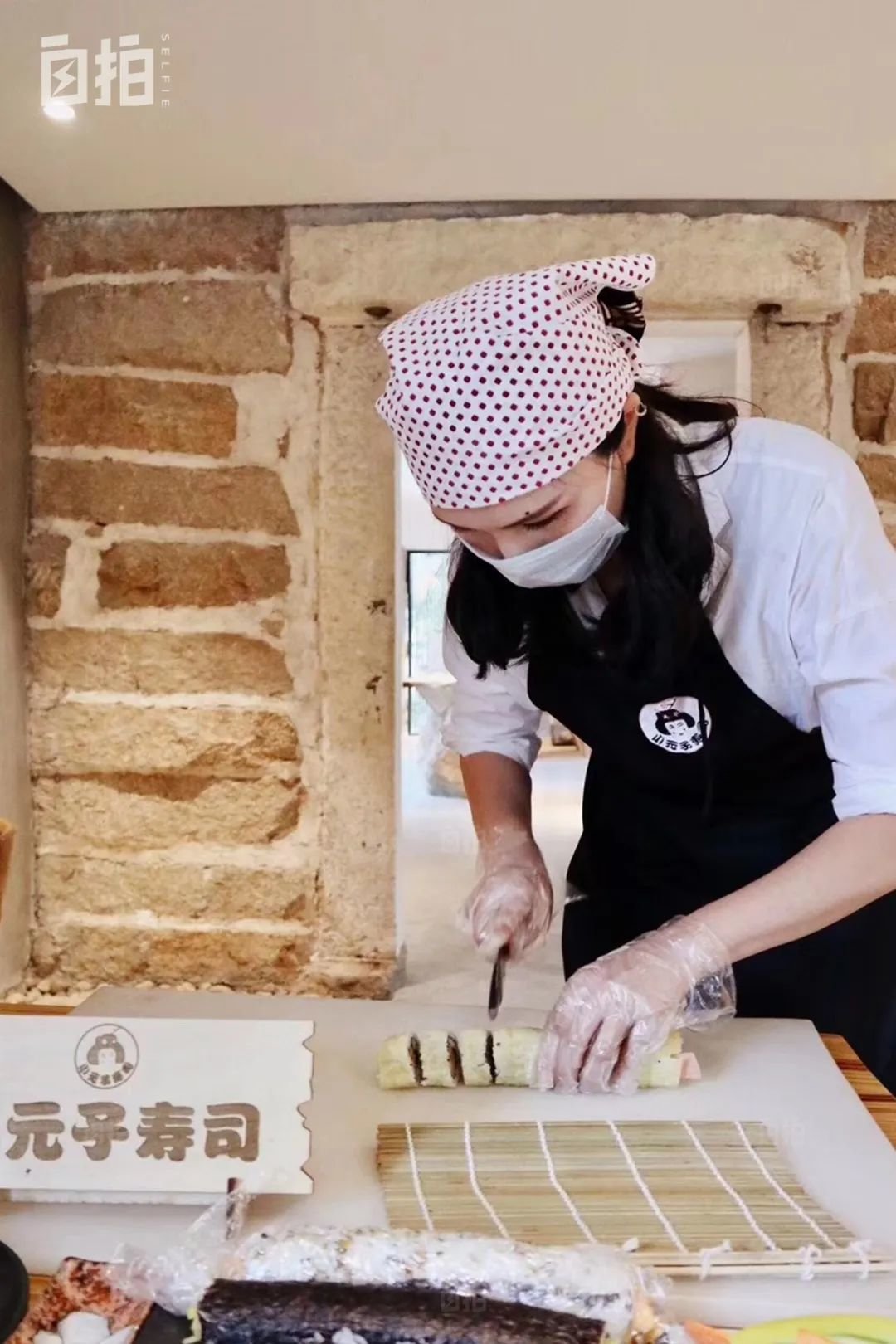 我为顾客现场制作寿司,我有很多回头客,很多吃过我寿司的人还会给我推荐新的顾客。