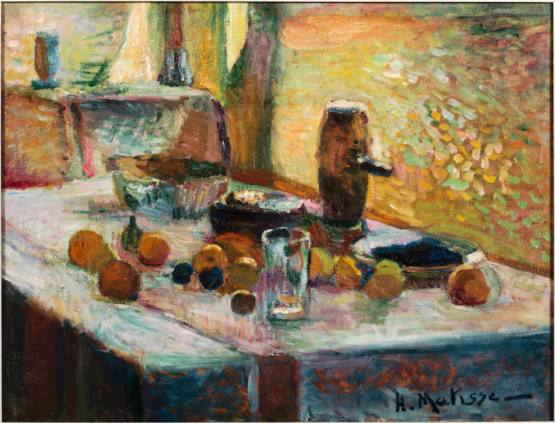 亨利&middot;马蒂斯，《第一幅静物橙子》，1899，布面油彩，56.2 &times; 73 cm。巴黎蓬皮杜，法国国立现代艺术博物馆-工业设计中心，存放于法国北方省省立马蒂斯美术馆，勒卡托-康布雷齐，2002年，Inv. AM 1972-5。图片由法国北方省省立马蒂斯美术馆，菲利普&middot;伯纳德提供 。