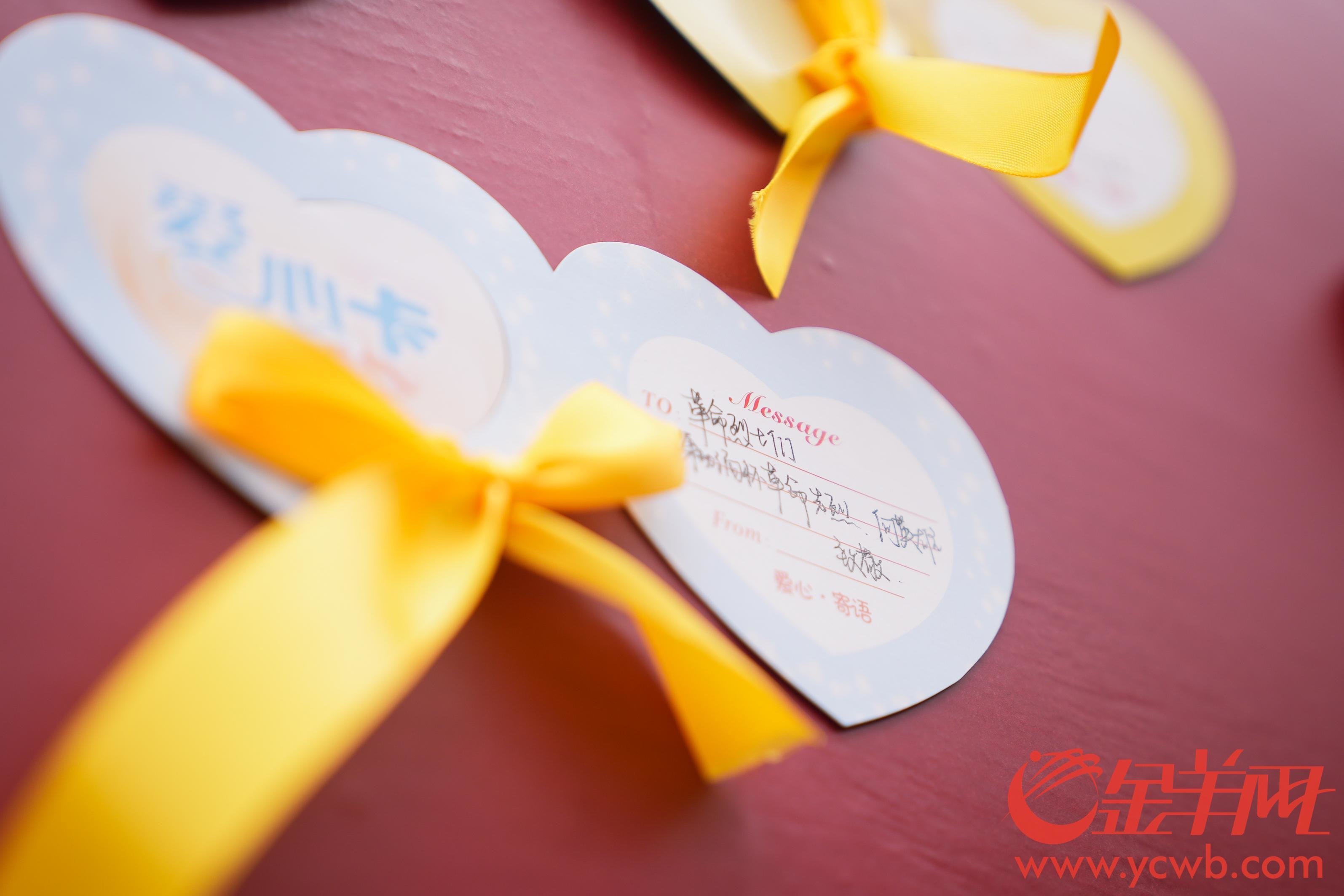 不少学生们将思念之情寄托于心愿卡上