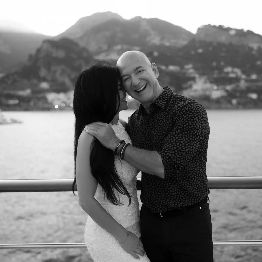 59岁“世界首富”订婚，盖茨秀新女友，邓文迪也参加！有钱人“老房子着火”，画风都一样