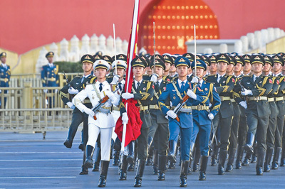 10月1日，隆重的升国旗仪式在北京天安门广场举行。新华社记者 鞠焕宗摄