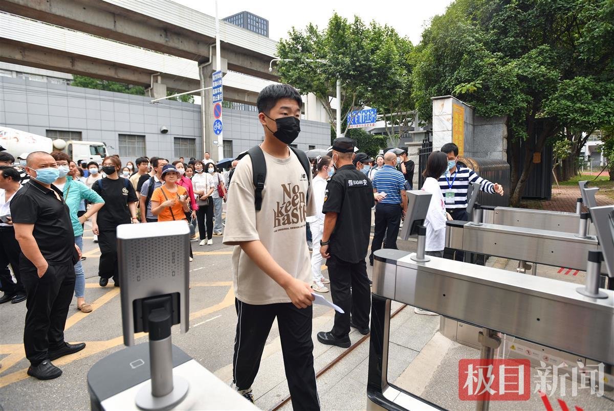 探访武汉高考考点：学生自信从容，入场需经过三道关卡
