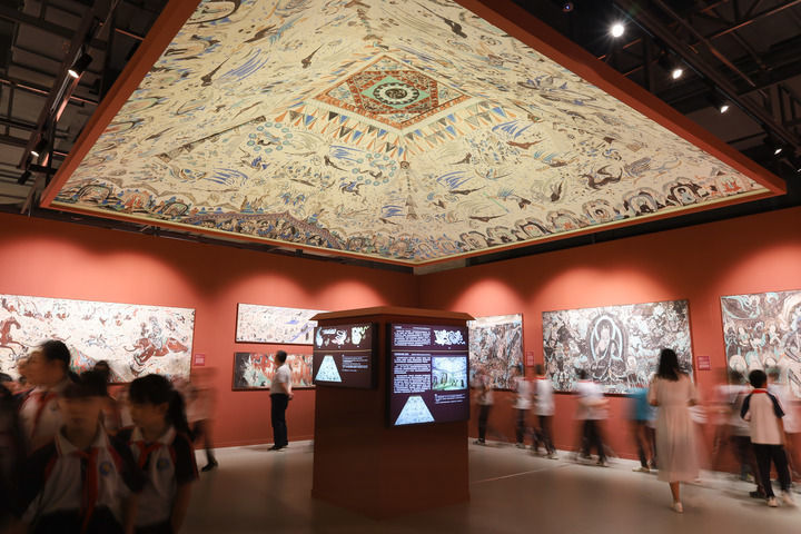 观众在第六届丝绸之路(敦煌)国际文化博览会上参观敦煌文化主题展(9月