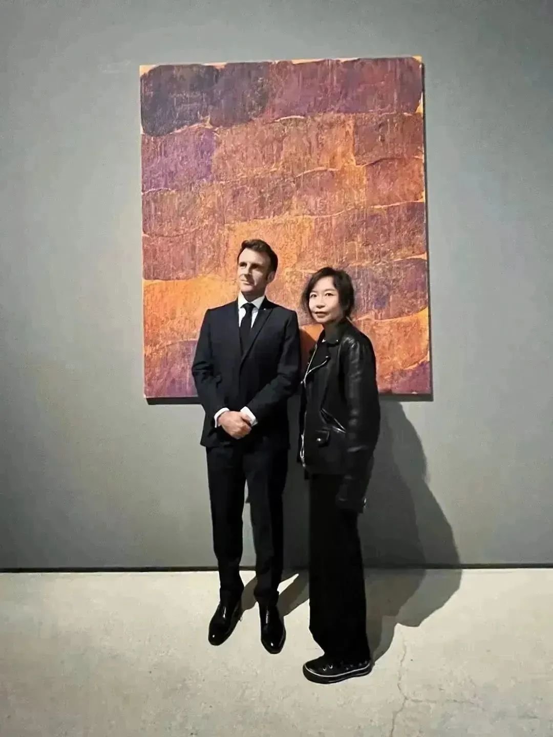 ▲ 在红砖美术馆“趣时“展览现场,马克龙总统与艺术家梁远苇合影,图源:孙文杰