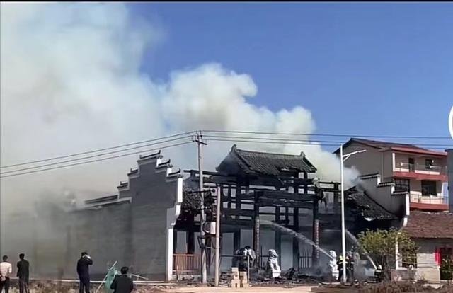 消防员正在灭火 图|视频截图