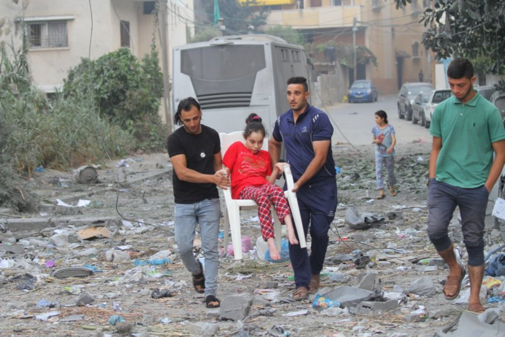 10日当天，巴勒斯坦人从遭以军轰炸受损的房屋中撤离 图源：外媒