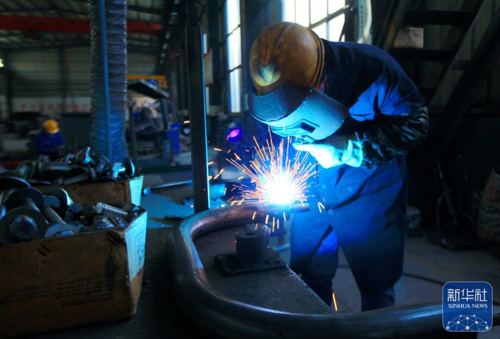 1月28日，工人在山东省临沂市平邑县地方镇一家健身器材生产企业车间内焊接钢材。新华社发（武纪全 摄）