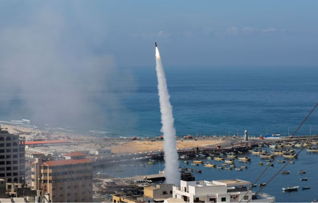 10月7日，巴勒斯坦武装分子在加沙城向以色列发射火箭弹（图源：路透社）
