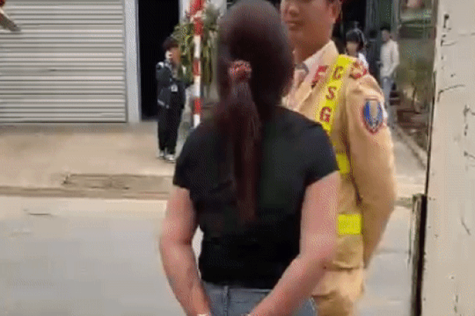 阮氏银多次上前亲吻一名交警的脸(片段截取)。