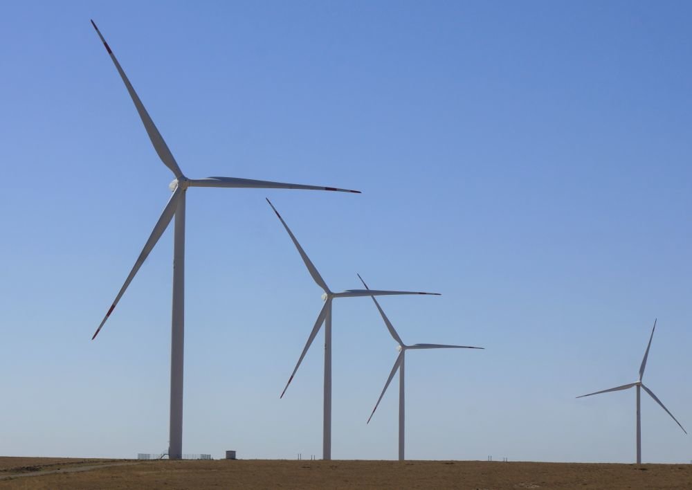 这是哈萨克斯坦扎纳塔斯风电场风机。扎纳塔斯100兆瓦风电项目是中哈合作的中亚最大风电项目。