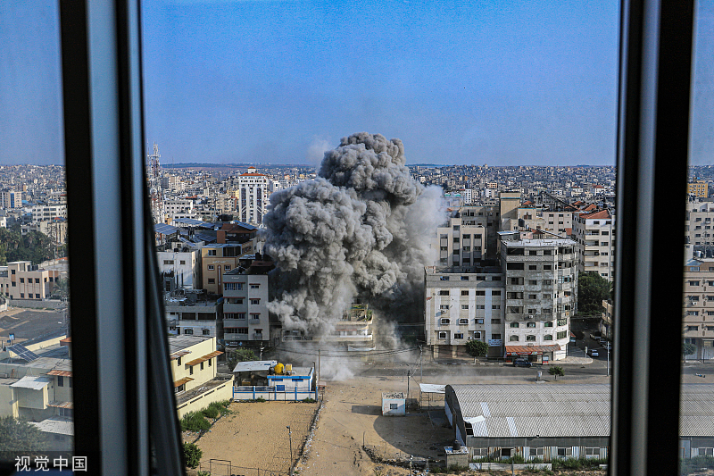 当地时间2023年10月10日，加沙城，以色列军队发动袭击后，一座高楼发生火灾，浓烟滚滚。