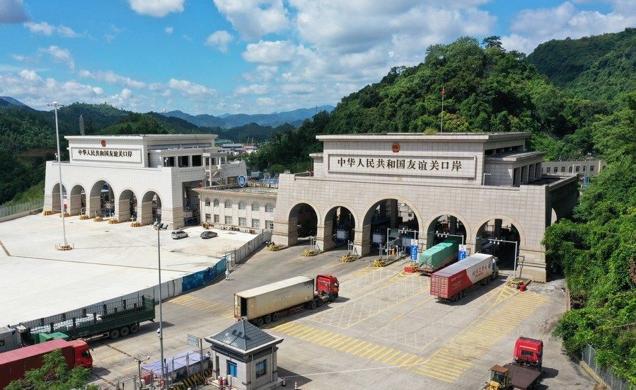 这是在广西凭祥友谊关口岸通关的运输车辆(无人机照片)。新华社记者 杨驰 摄