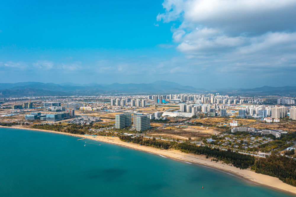 图为拔地而起的三亚崖州湾科技城。（马征辉 摄）