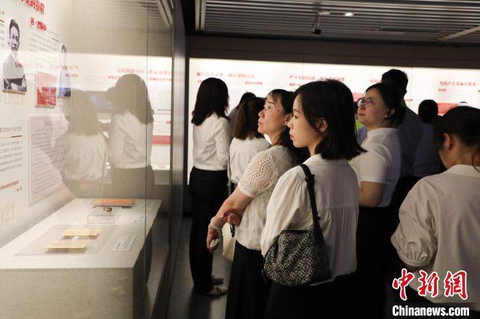 中国共产党入党宣誓文物史料专题展亮相上海
