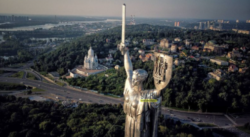 基辅“祖国母亲”雕像盾牌上的苏联国徽更换为三叉戟后的画面。图源：乌克兰独立新闻社