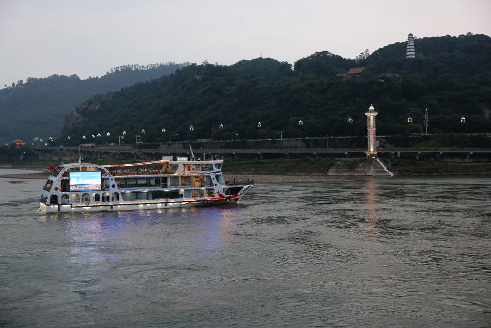 ↑一艘游轮经过宜宾市三江口。