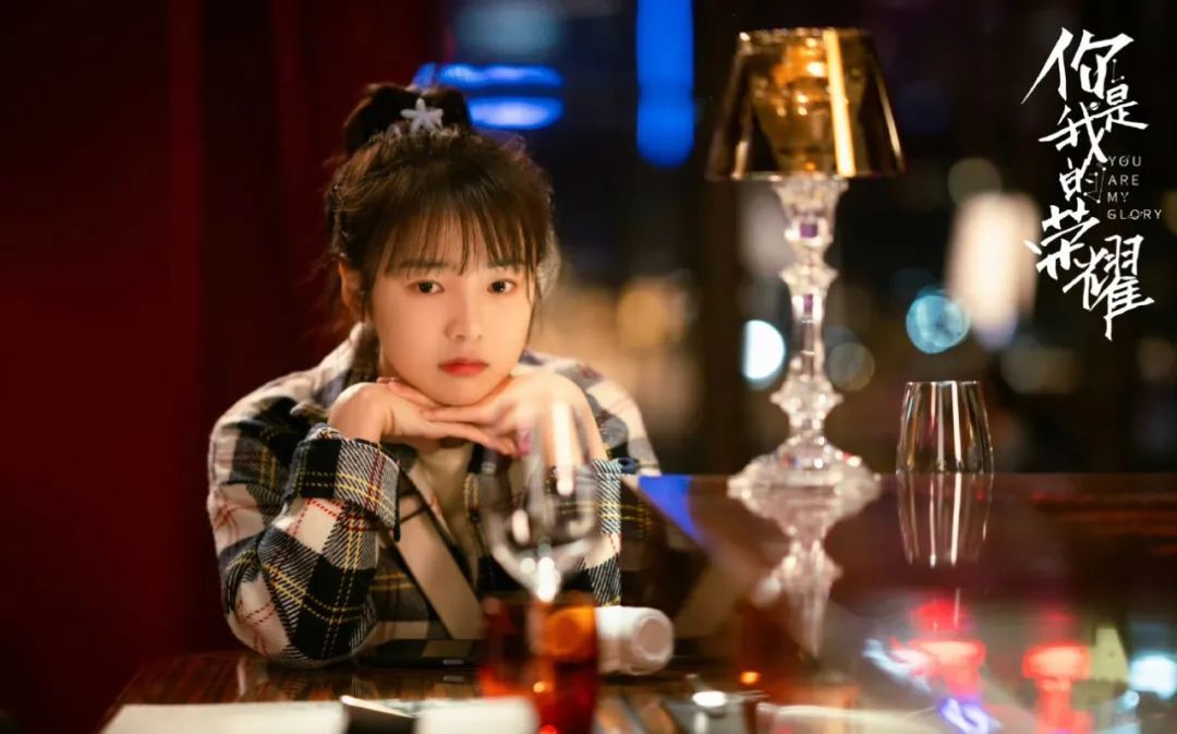 还记得《庆余年》里的小叶轻眉吗？18岁的她长这样…