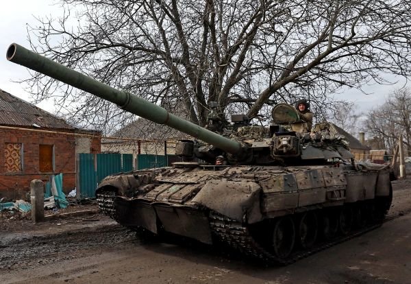 乌克兰防长致信欧盟：请每月提供25万枚炮弹