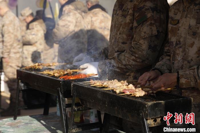 1月22日,各营美食区现场。 秦培嘉 摄