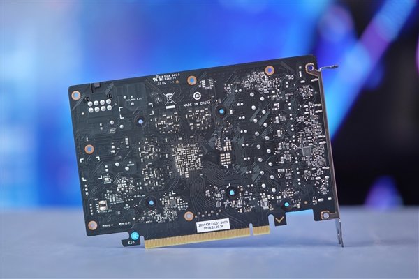 年轻人的第一只“大橘”!COLORFIRE RTX 4060 Ti橘影橙图赏