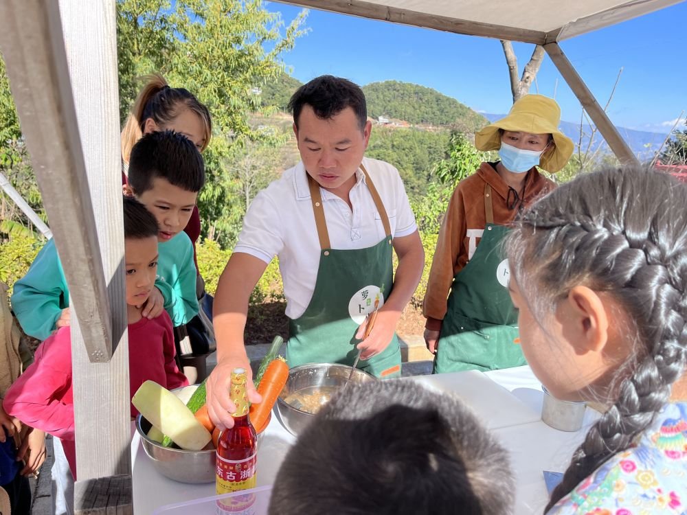 2月25日,游客在云南省临沧市马台乡全河村萝卜山感受萝卜美食文化。新华社发(陈昌 摄)
