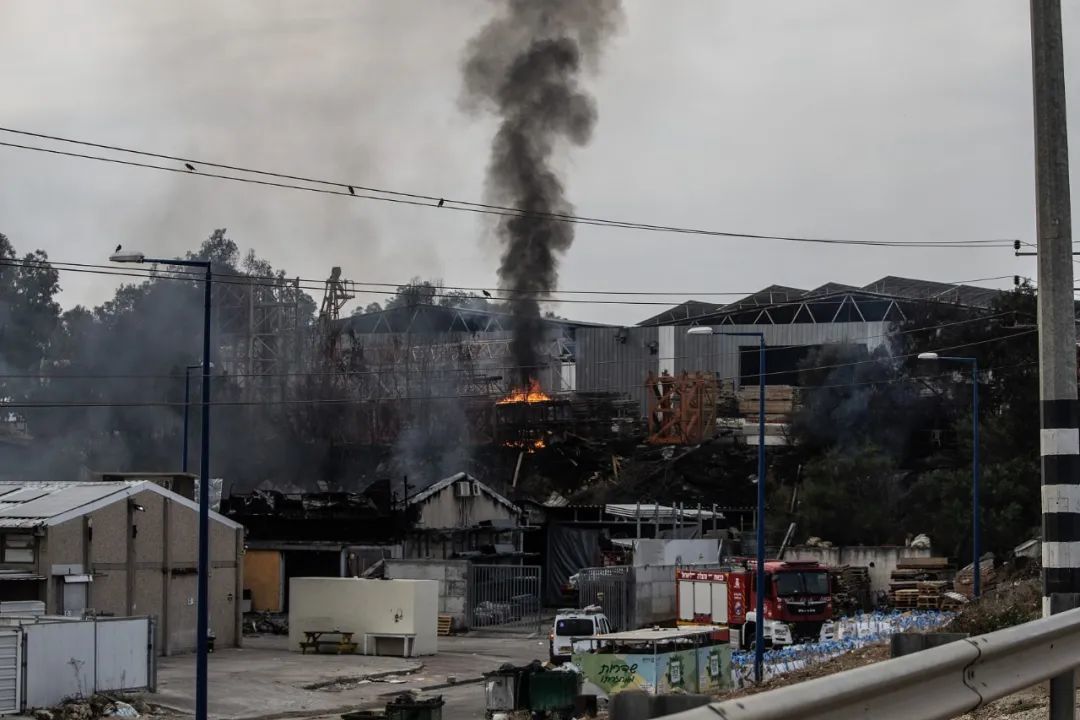 当地时间2023年10月10日，以色列斯德洛特，加沙抵抗组织持续发动空袭，图为工业区被烧毁的建筑物